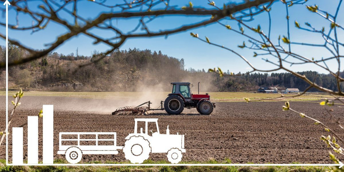 Traktor vor einem Acker