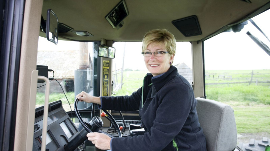 Landwirtin fährt Traktor