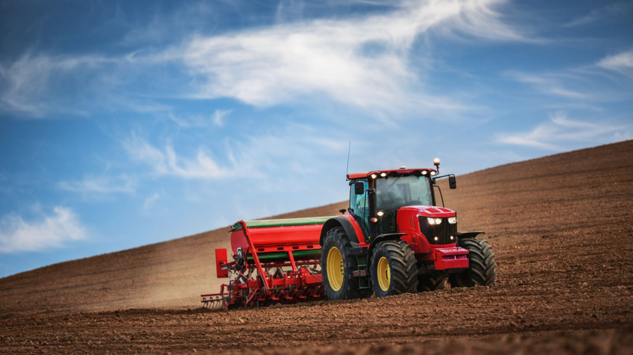Traktor auf einem Felde