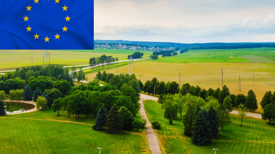 Europäische Flagge mit Felderlandschaft im Hintergrund.