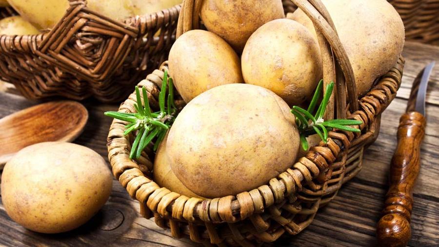 Kartoffeln in einem Korb