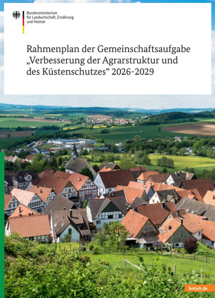 Broschürentitel: Rahmenplan der Gemeinschaftsaufgabe „Verbesserung der Agrarstruktur und des Küstenschutzes“ 2026-2029. Zu sehen ist ein Dorf sowie landwirtschaftliche Flächen im Hintergrund.