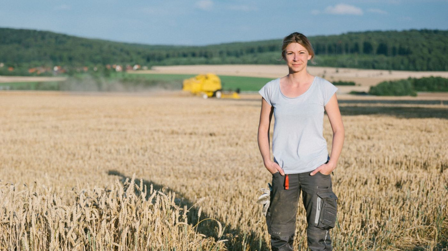 Landwirtin auf einem Weizenfeld