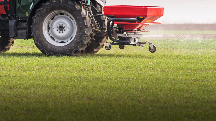 Traktor der Düngemittel ausbringt