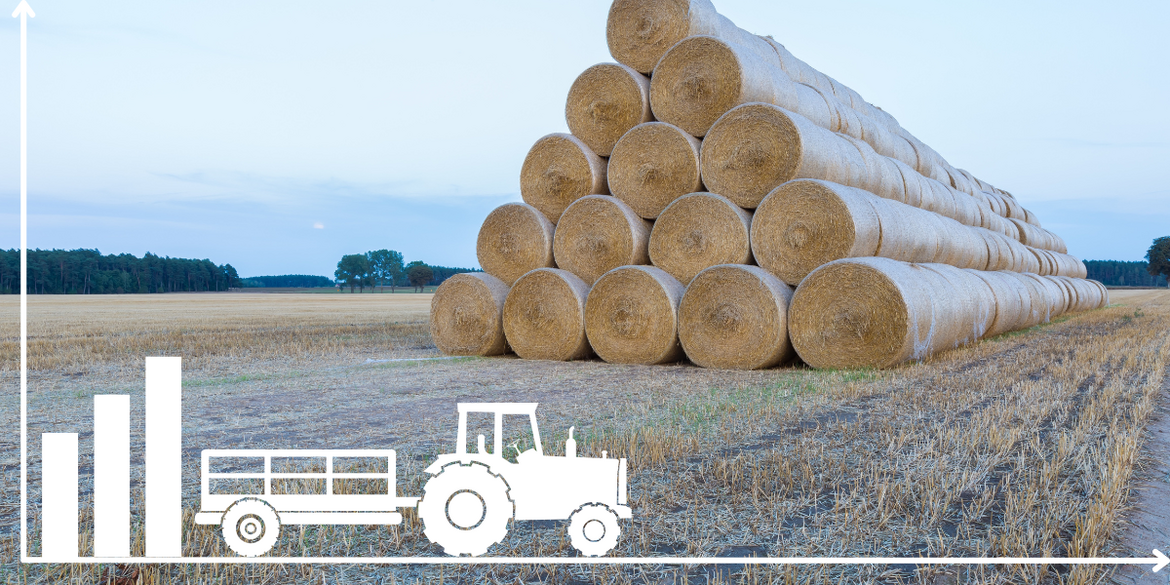 Traktor vor Strohballen