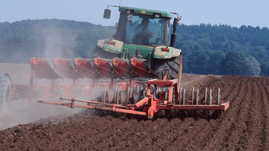 Traktor auf einem Feld