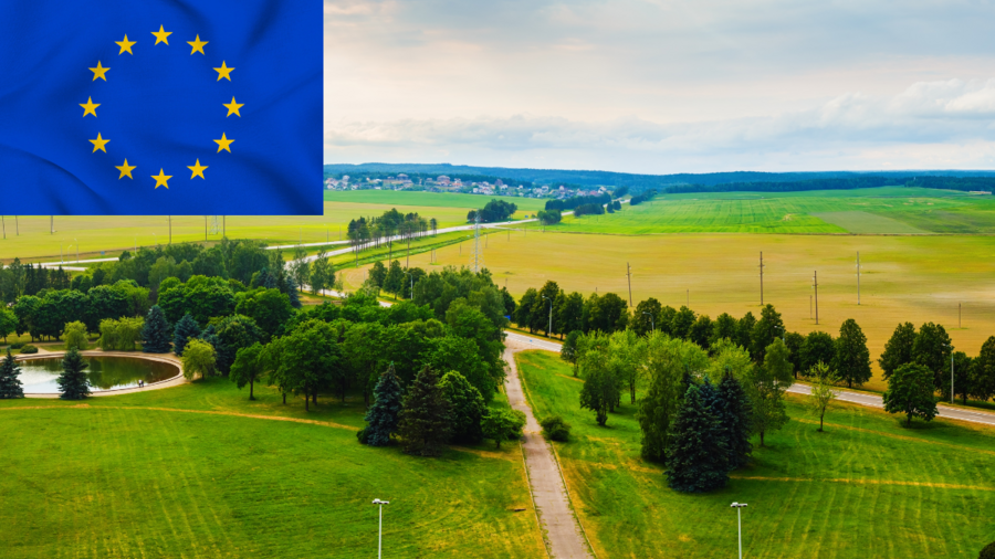 Europäische Flagge mit Felderlandschaft im Hintergrund.