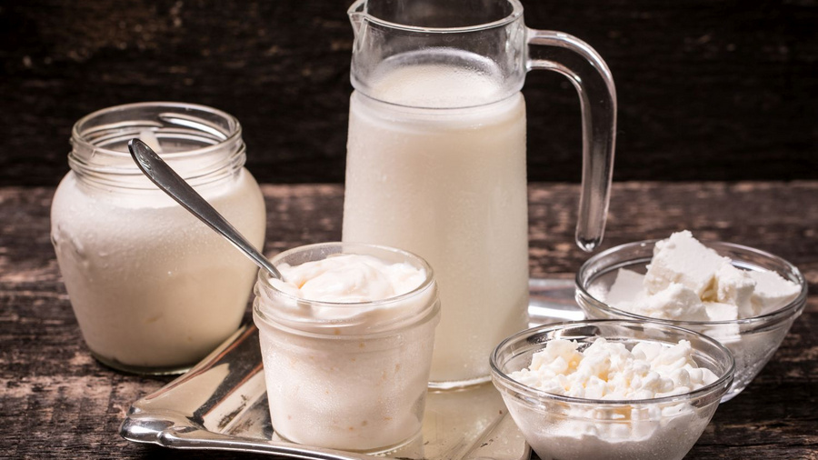Milch und Milchprodukte auf einem Tisch