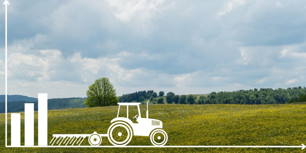 Traktor vor einer blühenden Wiese