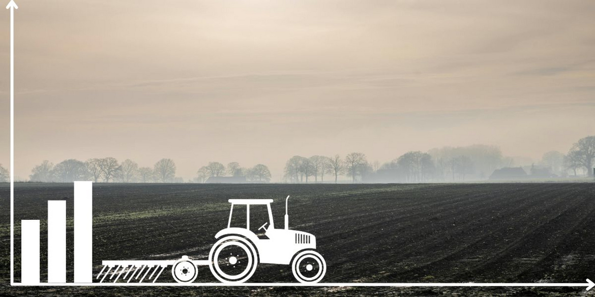 Traktor vor einem Feld