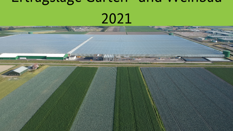 Überschrift: Ertragslage im Garten- und Weinbau 2021. Abgebildet ist eine Feldlandschaft mit Gewächshäusern