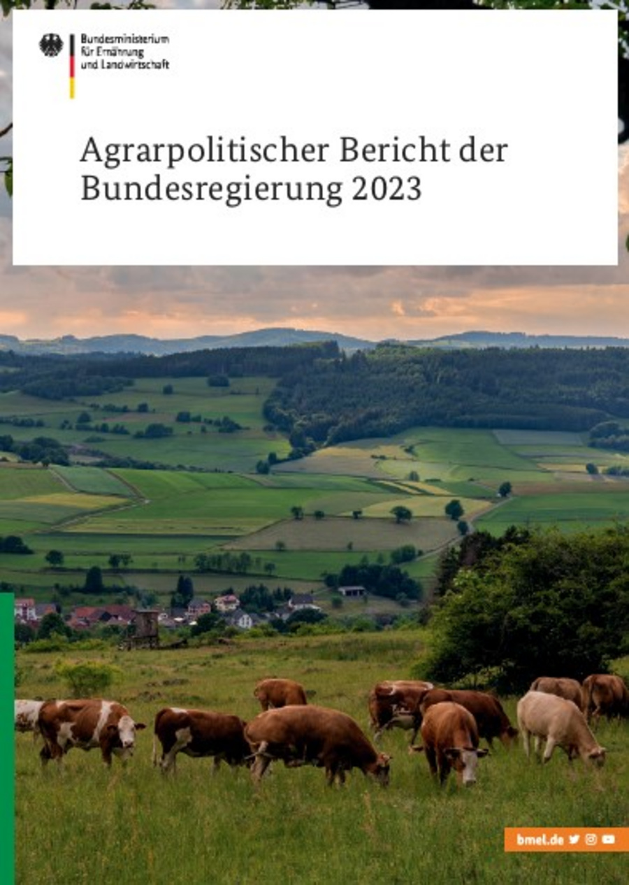 Cover des agrarpolitischen Berichts der Bundesregierung 2023. Zu sehen sind Felder, Äcker und eine Weide mit Rindern.
